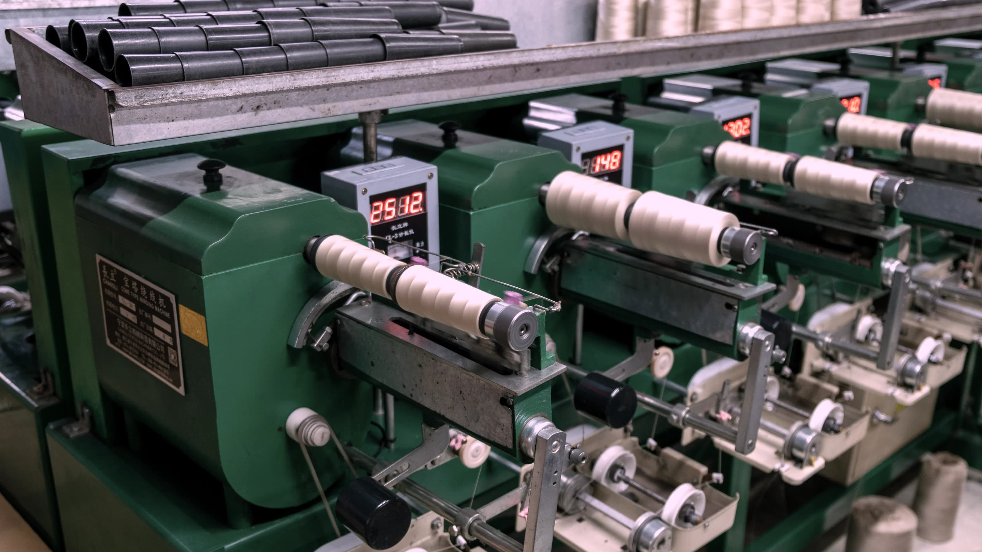 Sewing thread conning machines with digital length counters